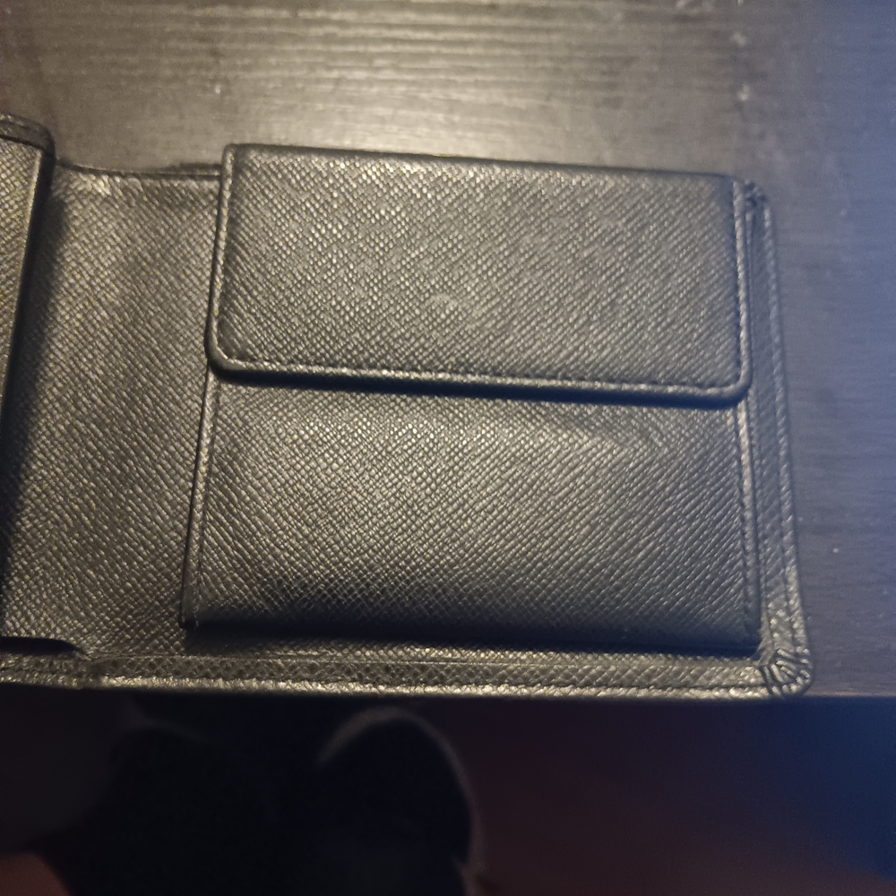 Louis Vuitton Taiga Black BiFold Unisex Wallet With No Peeling (EUC) - Picture 10 of 15